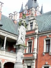 Na dziedzińcu pałacu w Pławniowicach