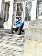 Na schodach pałacu w Brynku.