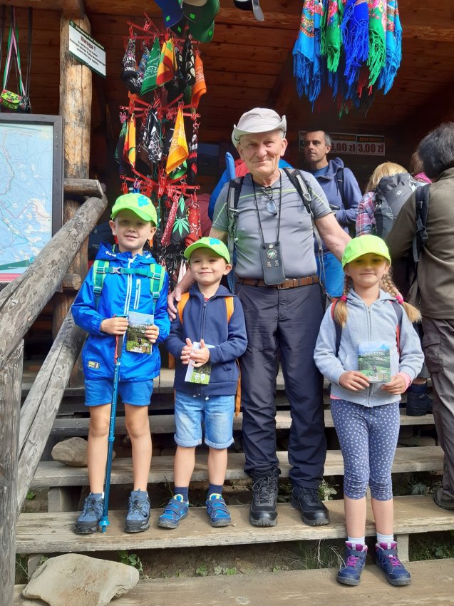 Pierwszy raz książeczka PTTK GOT w rękach Zuzanny, Franka i Michała.