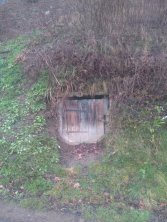 W tym wzgórzu w Małej Wsi pozostało jeszcze sporo takich " piwniczek"