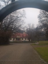 Dwór w Śledziejowicach po Larysz Niedzielskiej zatrudniał okolicznych chłopów.