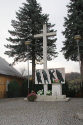 Wielopole Skrzyńskie - pomnik ku czci ofiar pożaru w miejscowym kinie