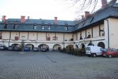 Arkadowy dziedziniec zamku w Kończycach Małych