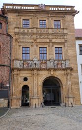 Portal na bramie wjazdowej do zamku w Brzegu.