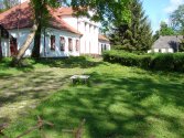 Dwór klasycystyczny Stadnickich zamknięty .