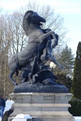 Park w Świerklańcu z rzeźbami Emmanuela Fremieta