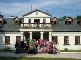 Wspólne zdjęcie na tle dworu w Nagłowicach.