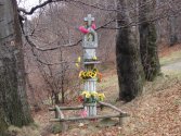 Kapiliczka obok schroniska na Magurce Wilkowickiej