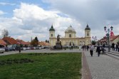 Tykocin - w głębi Kościół p.w. Św. Trójcy i pomnik hetmana Stefana Czarnieckiego