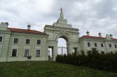 Ruiny pałacu Sapiehów w Różanej