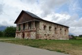 Ruiny synagogi wzniesionej pod koniec XVIII w. w stylu klasycystycznym. Według miejscowej tradycji synagoga zbudowana została z materiałów po zniszczonym zamku. Jest to budowla na planie prostokąta z portykiem na fasadzie zachodniej.