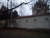 Po lewej kościół Dominikanów. Po prawej budynek gimnazjum.