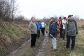 cyt."... Z jednej strony fort Łysa Góra a z drugiej  widoczny w zaroślach fort Batowice ..."