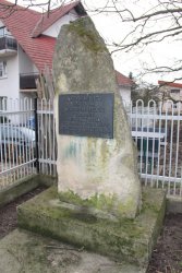 Kamień upamętniający miejsce w którym stał dworek Stanisława Wyspiańskiego