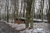 Schron amunicyjny za płotem dawnego Szpitala Okulistycznego w Witkowicach.