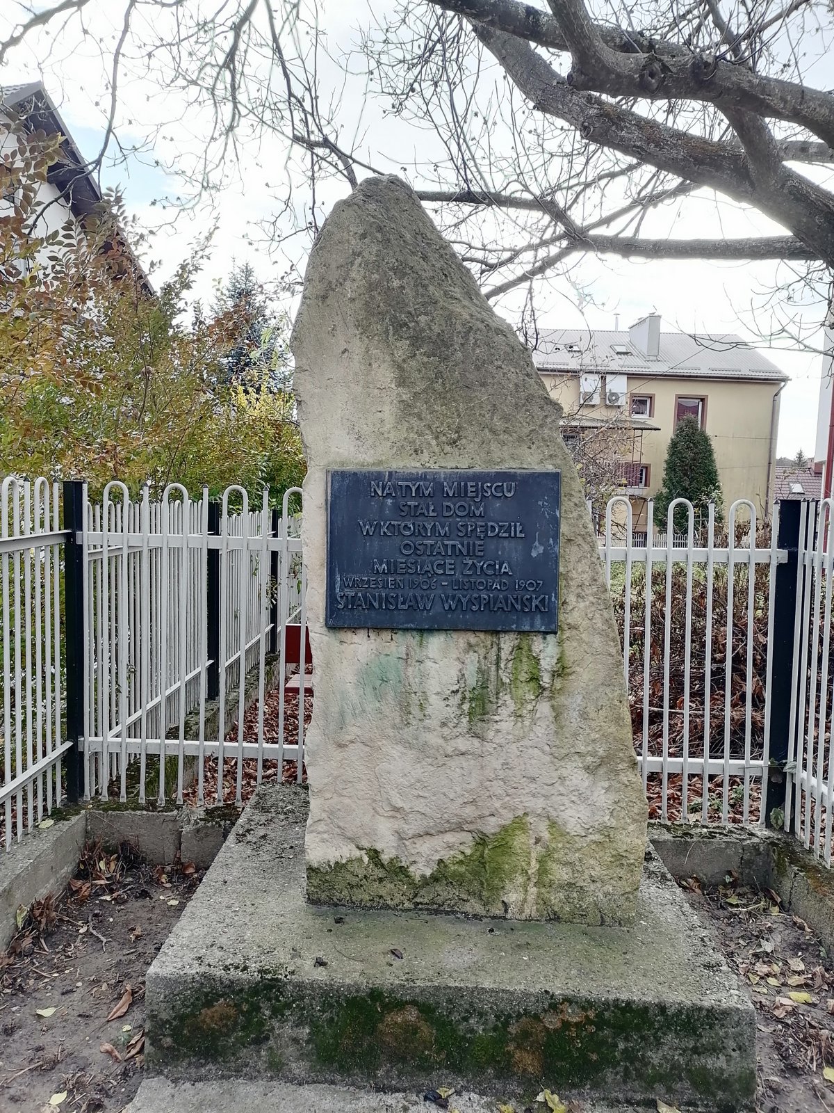 Kamień upamiętniający miejsce domu Stanisława Wyspiańskiego w Węgrzcach.