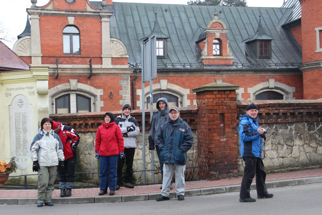 Przed wejściem do pałacu w Pławniowicach