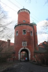 Jedna z bram prowadząca do pałacu w Brynku.